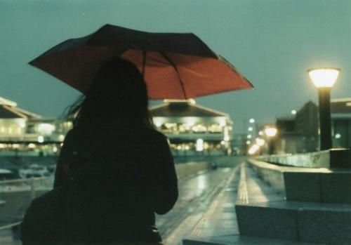 A menina do guarda-chuva vermelho