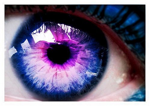 A menina dos olhos violeta